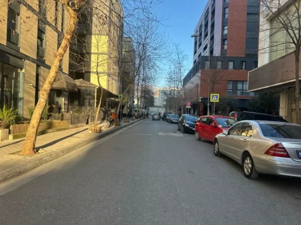 Tirane, jepet me qera ambjent biznesi Kati -1, 230 m² 3.500 € (Hipoteka Tirane)