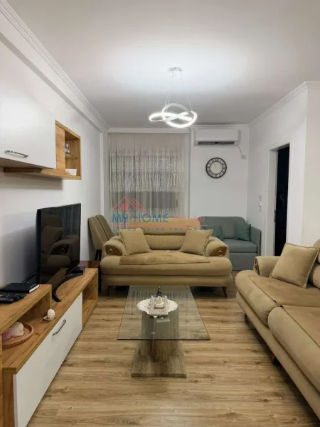 Tirane, jepet me qera apartament 1+1+Ballkon Kati 5, 60 m² 520 € (Yzberisht)