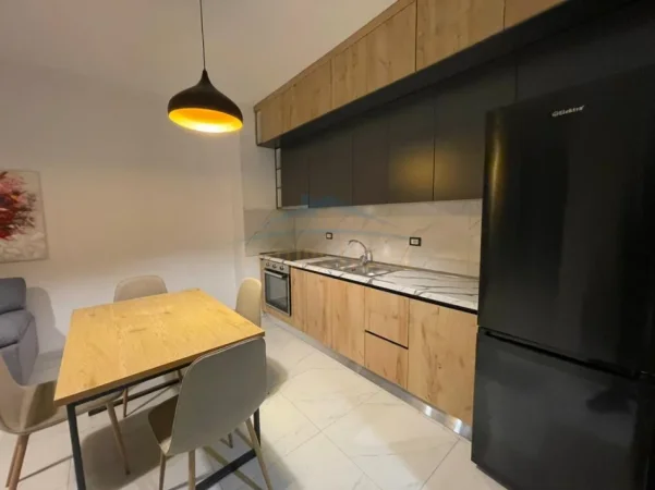Tirane, jepet me qera apartament 1+1+Ballkon Kati 4, 58 m² 450 € (Jordan Misja)