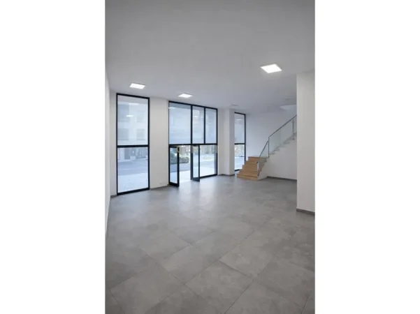 Tirane, jepet me qera ambjent biznesi Kati 0, 287 m² 2.500 € (Trio Towers, Don Bosco)