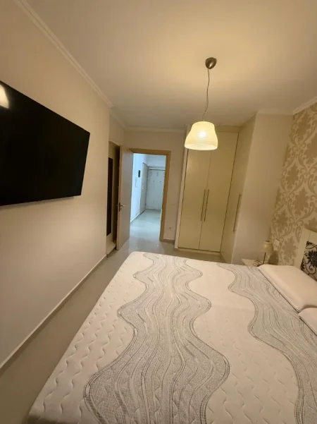 Tirane, jepet me qera apartament 2+1 Kati 7, 