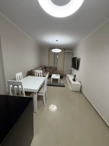 Tirane, jepet me qera apartament 2+1 Kati 7, 