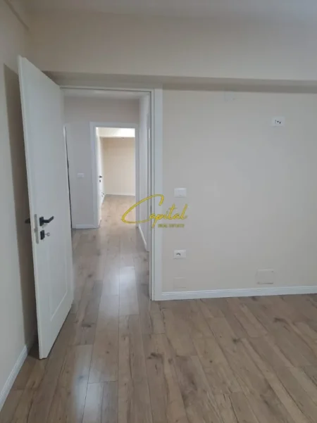 Tirane, jepet me qera zyre Kati 2, 80 m² 900 € (QENDER)