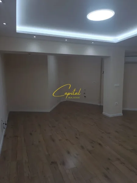 Tirane, jepet me qera zyre Kati 2, 80 m² 900 € (QENDER)
