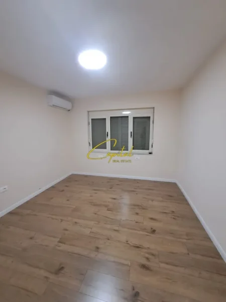 Tirane, jepet me qera zyre Kati 2, 80 m² 900 € (QENDER)
