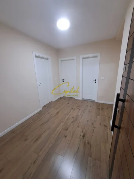 Tirane, jepet me qera zyre Kati 2, 80 m² 900 € (QENDER)