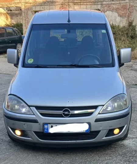 Durres, shes Opel Combo, 230.000 leke te rinj