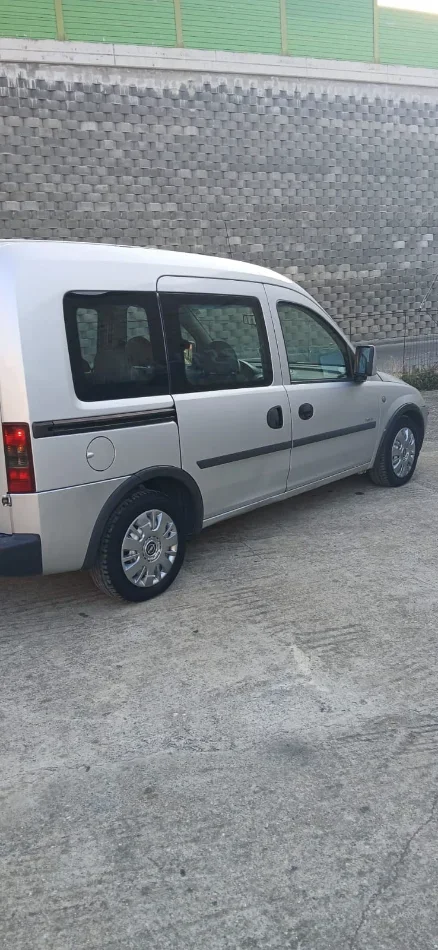 Durres, shes Opel Combo, 230.000 leke te rinj