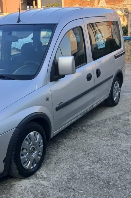 Durres, shes Opel Combo, 230.000 leke te rinj