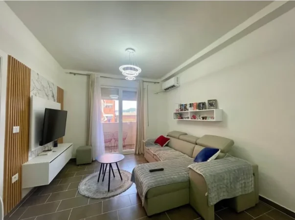 Tirane, jepet me qera apartament 1+1 Kati 8, 70 m² 500 € (Rruga e Kavajes)