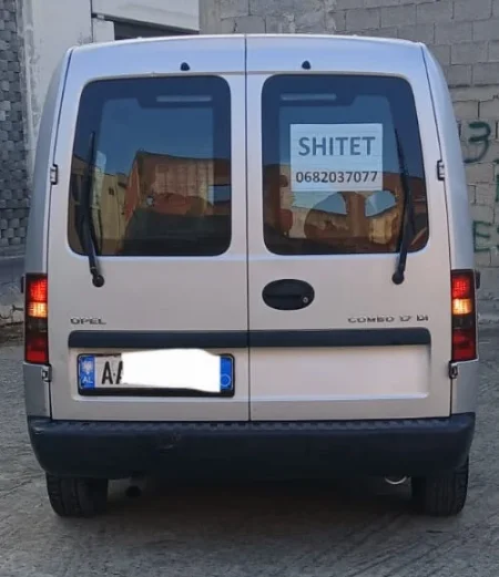 Durres, shes Opel Combo, 230.000 leke te rinj