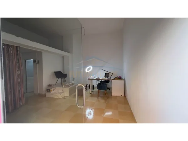 Tirane, jepet me qera ambjent biznesi Kati 0, 29 m² 365 € 