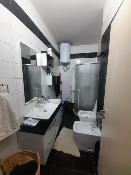 Tirane, jepet me qera Apartament 1+1 Kati 4, 70m² ,Çmimi 50.000 Lekë te Reja, tek Casa Italia,Terminali, Tiranë