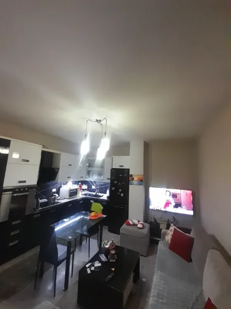 Tirane, jepet me qera Apartament 1+1 Kati 4, 70m² ,Çmimi 50.000 Lekë te Reja, tek Casa Italia,Terminali, Tiranë