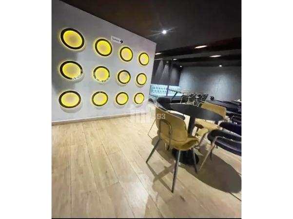 Berat, jepet me qera ambjent biznesi Kati 1, 125 m² 2.300 € (NË QENDER TË BERATIT)