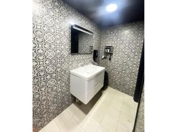 Berat, jepet me qera ambjent biznesi Kati 1, 125 m² 2.300 € (NË QENDER TË BERATIT)