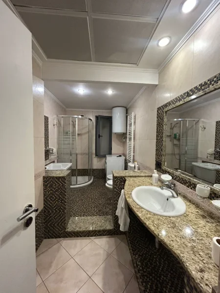 Tirane, jepet me qera apartament 1+1 , 1.500 € (9 Katshet)