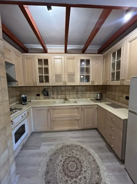 Tirane, jepet me qera apartament 1+1 , 1.500 € (9 Katshet)