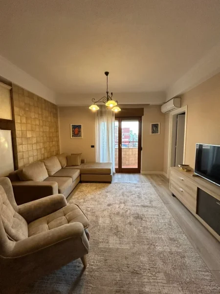 Tirane, jepet me qera apartament 1+1 , 1.500 € (9 Katshet)