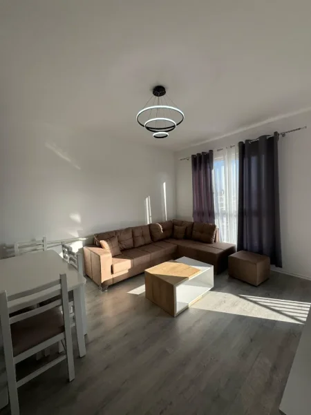 Tirane, jepet me qera apartament 1+1 Kati 3, 400 € 