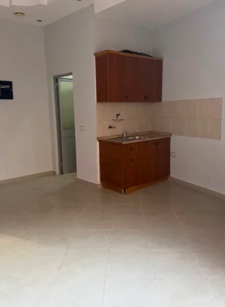 Tirane, jepet me qera dyqan Kati 0, 40 m² 390 € (MINE PEZA)