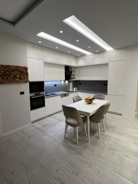 Tirane, jepet me qera apartament 2+1+Ballkon Kati 2, 900 € 