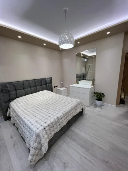 Tirane, jepet me qera apartament 2+1+Ballkon Kati 2, 900 € 
