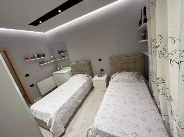 Tirane, jepet me qera apartament 2+1+Ballkon Kati 2, 900 € 