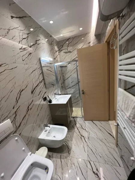 Tirane, jepet me qera apartament 2+1+Ballkon Kati 2, 900 € 