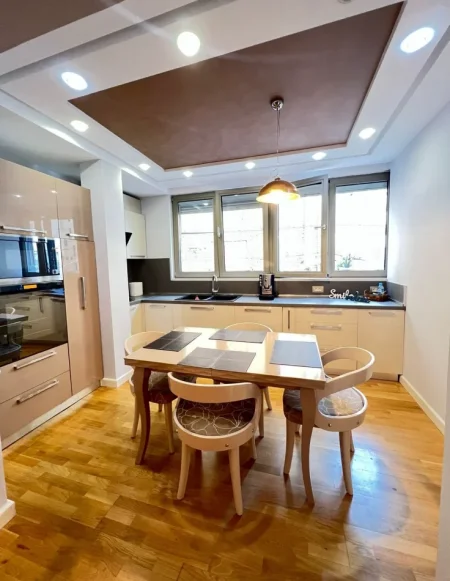 Tirane, jepet me qera apartament 2+1 Kati 1, 96 m² 1.000 € (qender)