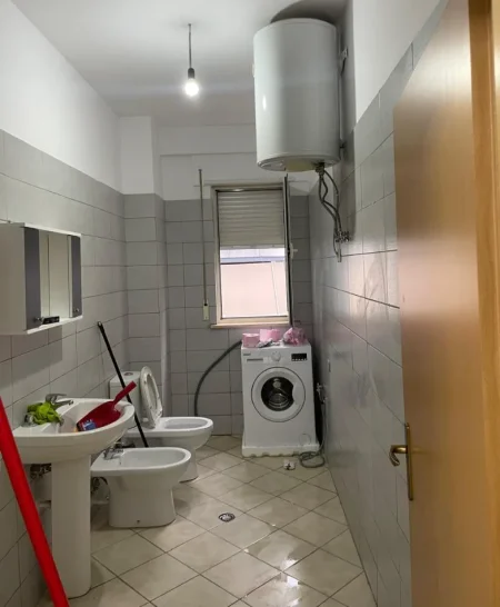 Tirane, jepet me qera apartament 1+1 Kati 4, 88 m² 600 € (Liqeni i Thate)