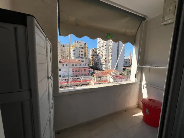 Tirane, jepet me qera apartament 2+1+Ballkon Kati 5, 80 m² 600 € (Rruga Fortuzi)