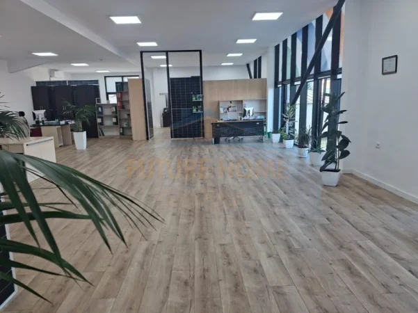 Tirane, jepet me qera ambjent biznesi Kati 1, 200 m² 1.150 € (kashar)