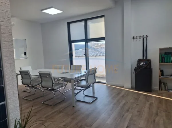 Tirane, jepet me qera ambjent biznesi Kati 1, 200 m² 1.150 € (kashar)