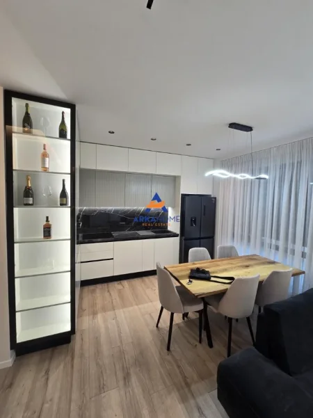 Tirane, shitet apartament 2+1+Ballkon , 102 m²
