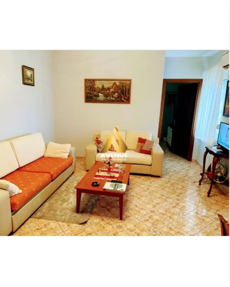 Tirane, jepet me qera apartament 1+1+Ballkon Kati 6, 70 m² 600 € (Rruge e Kavajes)