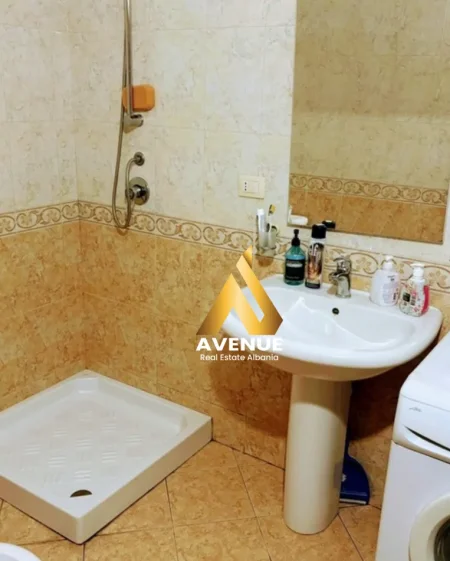 Tirane, jepet me qera apartament 1+1+Ballkon Kati 6, 70 m² 600 € (Rruge e Kavajes)