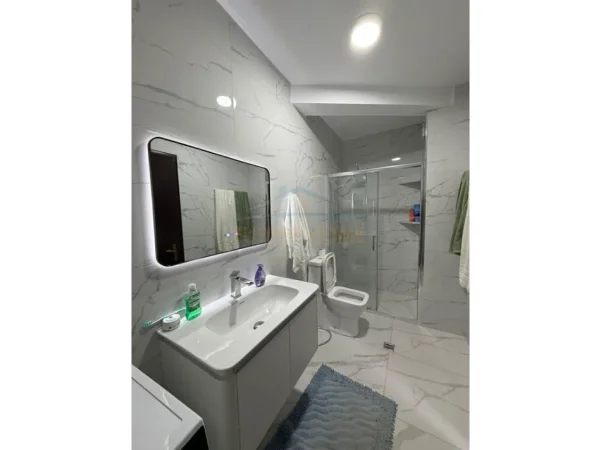 Tirane, jepet me qera apartament 2+1+Ballkon Kati 4, 100 m² 570 € (unaza e re)