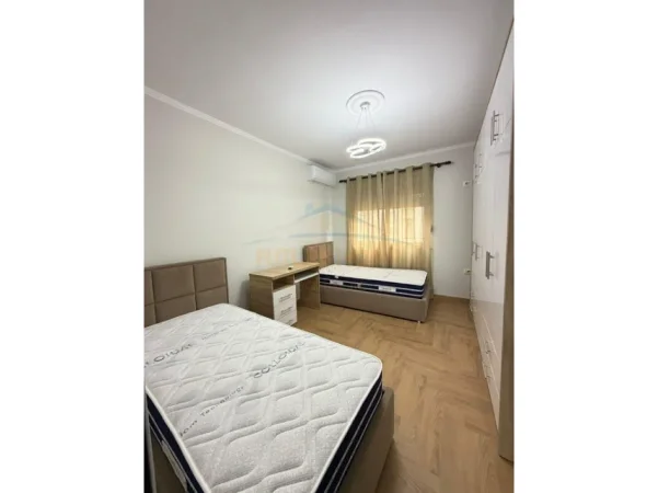 Tirane, jepet me qera apartament 2+1+Ballkon Kati 4, 100 m² 570 € (unaza e re)