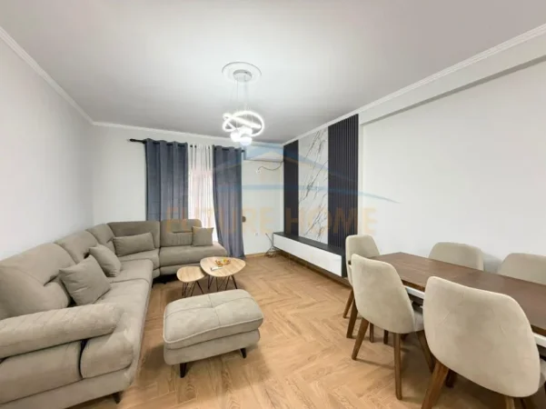 Tirane, jepet me qera apartament 2+1+Ballkon Kati 4, 100 m² 570 € (unaza e re)