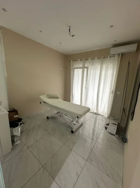 Tirane, jepet me qera ambjent biznesi Kati 6, 70 m² 650 € (Komuna e Parisit)