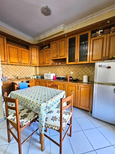 Fier, shitet apartament 2+1+Ballkon Kati 1, 91 m² lagja 8 Shkurti