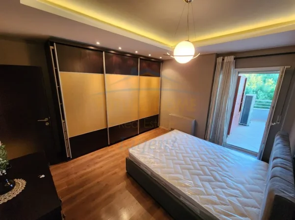 Tirane, jepet me qera apartament 2+1+Ballkon Kati 4, 144 m² 750 € (Kodra e diellit)