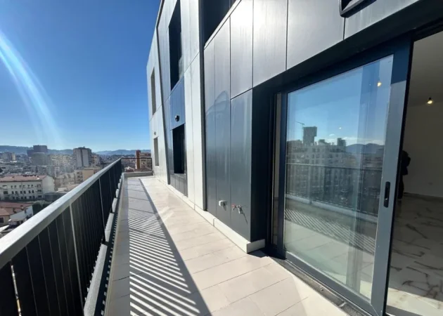 Tirane, jepet me qera apartament 2+1+Ballkon Kati 13, 106 m² 1.200 € (Qender, Tr)