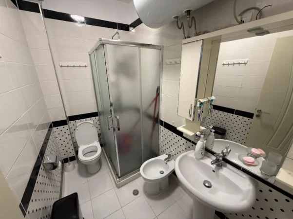 Tirane, jepet me qera apartament 1+1 Kati 2, 80 m² 550 € (Brryl)