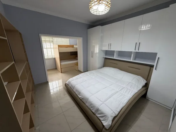 Tirane, jepet me qera apartament 1+1 Kati 2, 80 m² 550 € (Brryl)