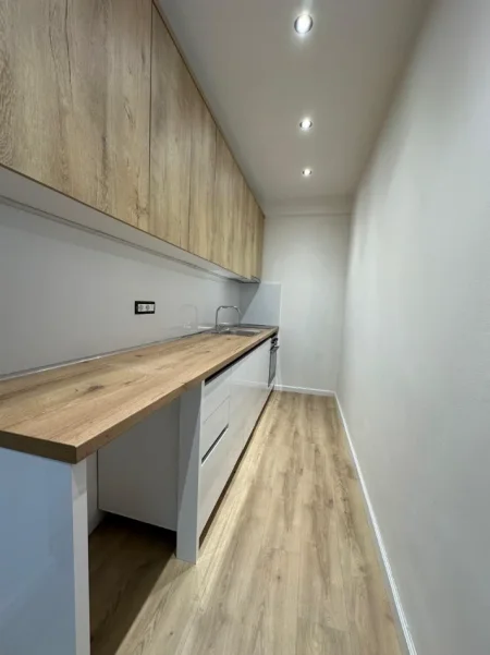 Tirane, jepet me qera Vile 1+1 Kati 1, 70 m² 700 € (Rruga e Barrikadave)