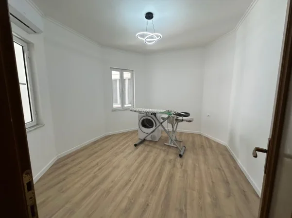 Tirane, jepet me qera Vile 1+1 Kati 1, 70 m² 700 € (Rruga e Barrikadave)