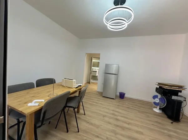 Tirane, jepet me qera Vile 1+1 Kati 1, 70 m² 700 € (Rruga e Barrikadave)