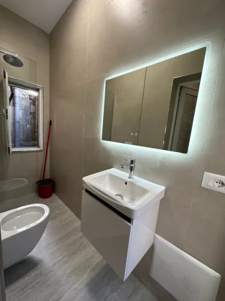 Tirane, jepet me qera Vile 1+1 Kati 1, 70 m² 700 € (Rruga e Barrikadave)